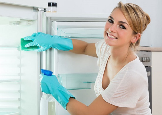 طريقة تنظيف الثلاجة من الاصفرار