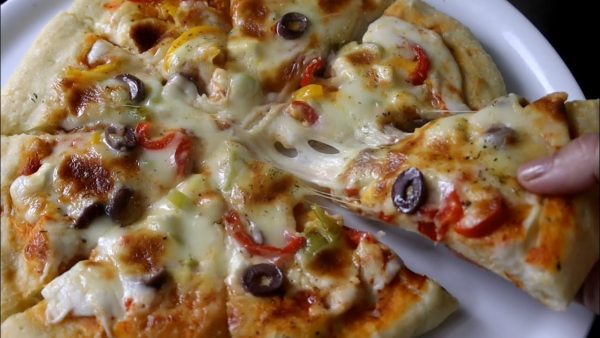 طريقة عمل البيتزا منال العالم بالخضار