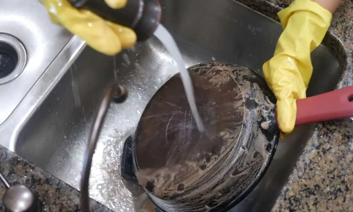 طريقة تنظيف مقلاة الزيت من الخارج