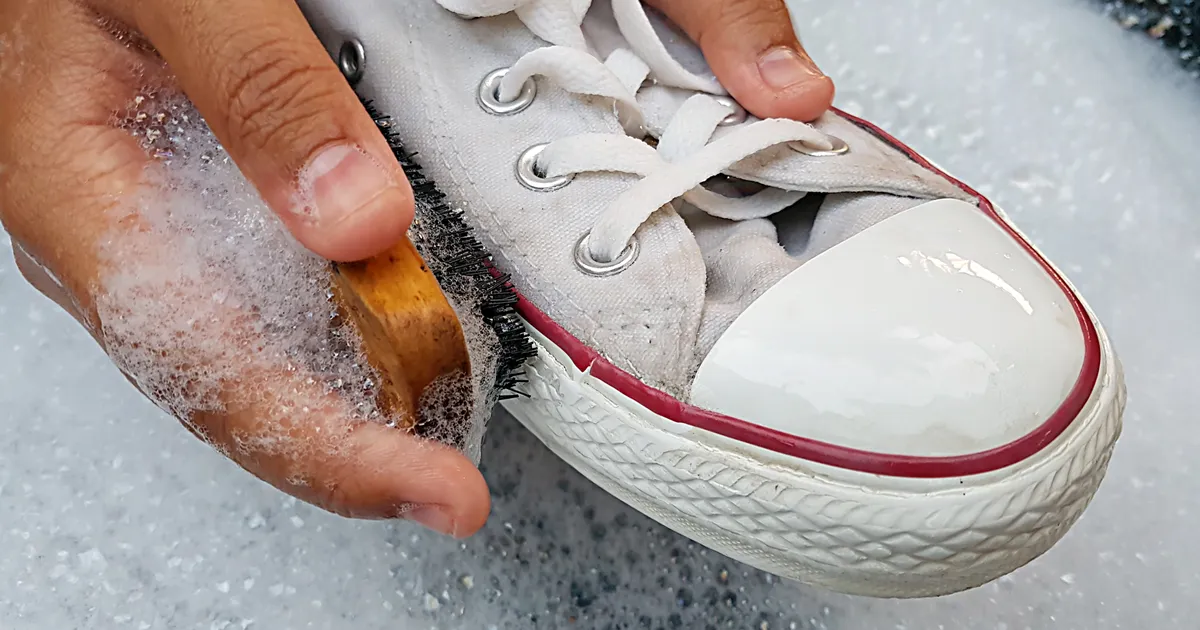طريقة تنظيف نعل الحذاء الابيض