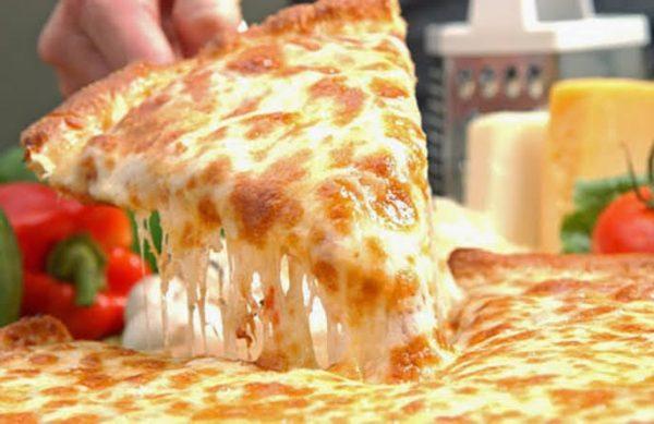 طريقة عمل البيتزا بالجبنة واللانشون