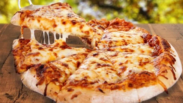 طريقة عمل البيتزا بالجبنة الرومي والموتزاريلا